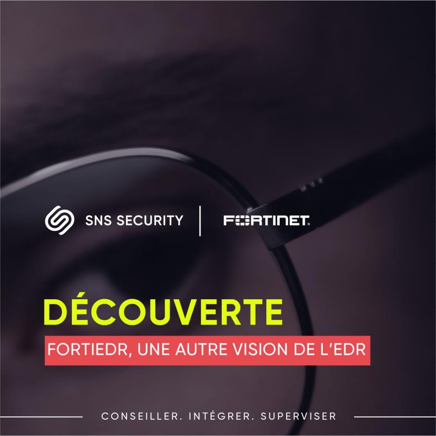 un oeil derriere un verre de lunettes