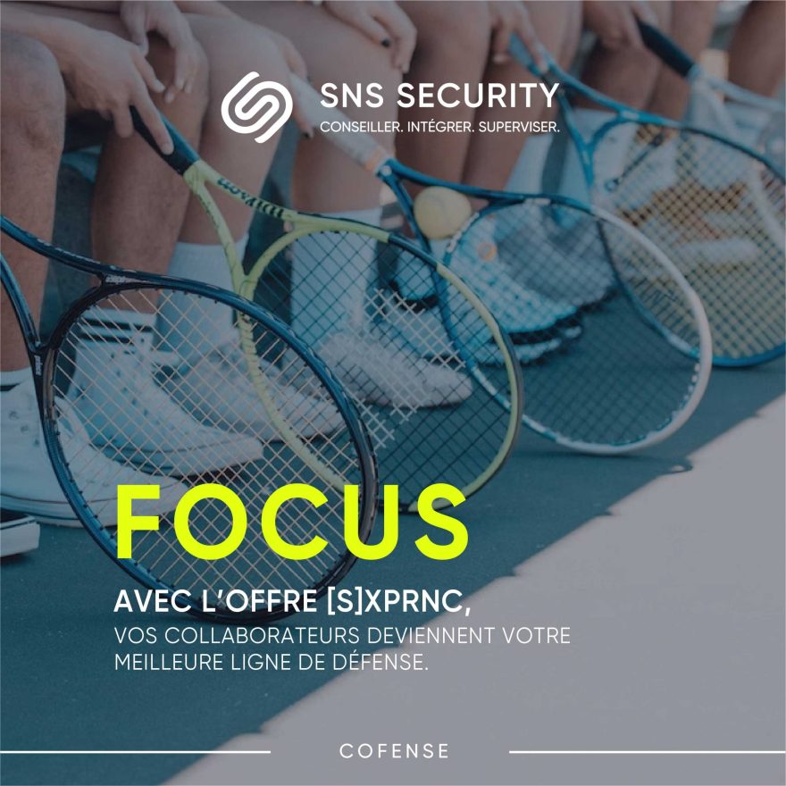 4 tete de raquettes de tennis au sol devant des paires de basket