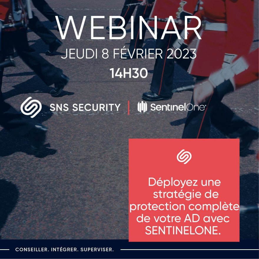 des hommes en tenue militaire rouge defilent