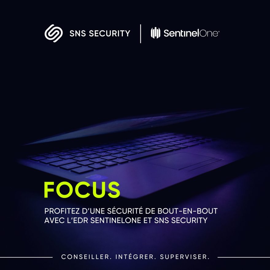 Ordinateur avec le capot à moitié fermé, tons violets