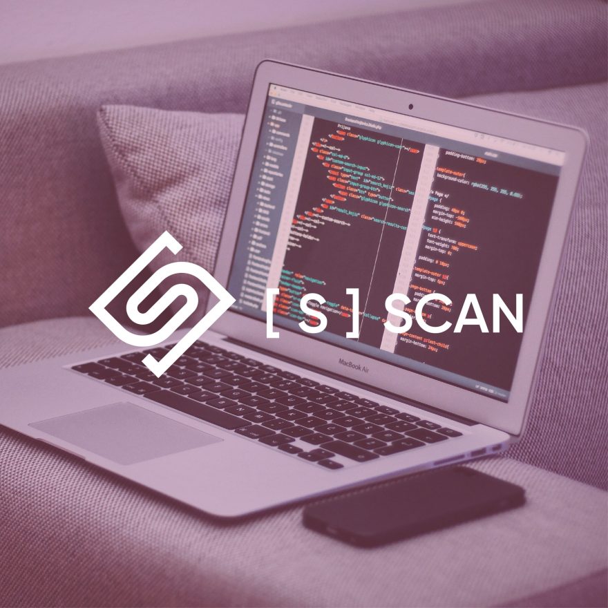 Ordinateur allumé avec un éditeur de code à l'écran