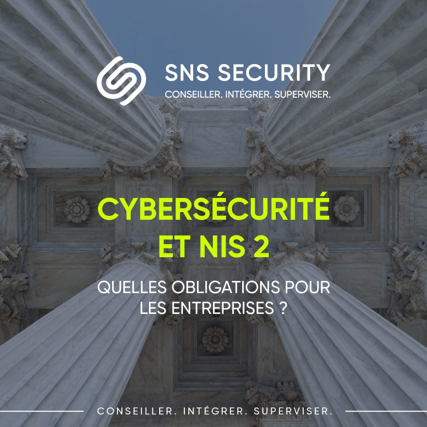 Bâtiment administratif avec des colonnes romaines. Prise de vue de dessous.