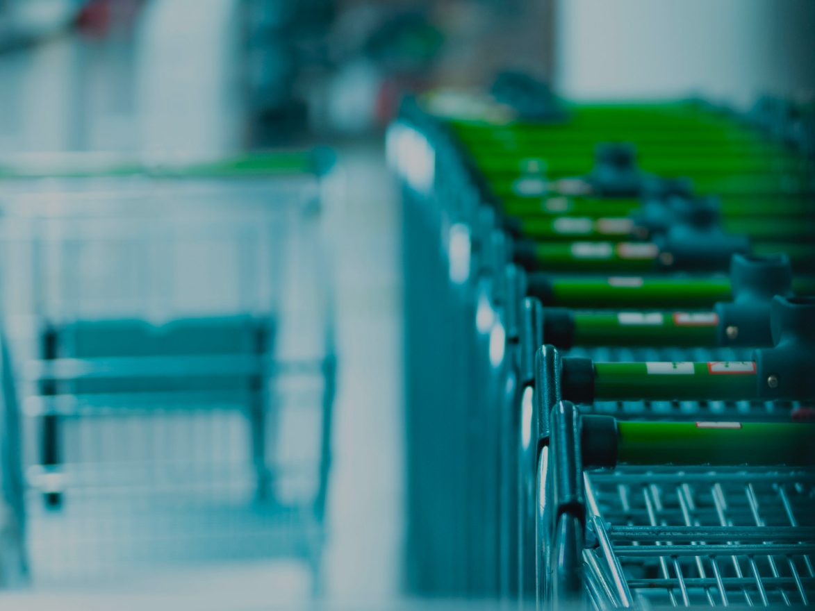 ligne de caddies de course dans un supermaché