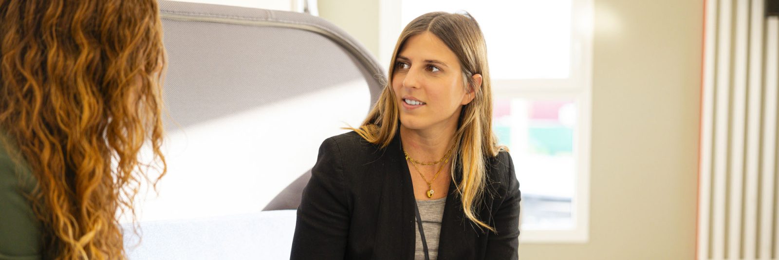 discussion entre la chargée de RH SNS Security et une femme souriante