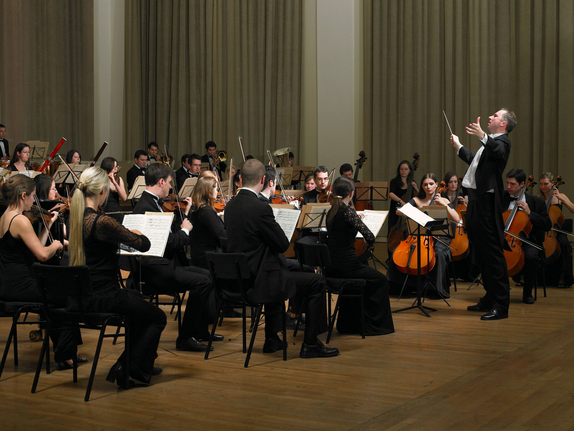 orchestre en action dans une salle d'opéra