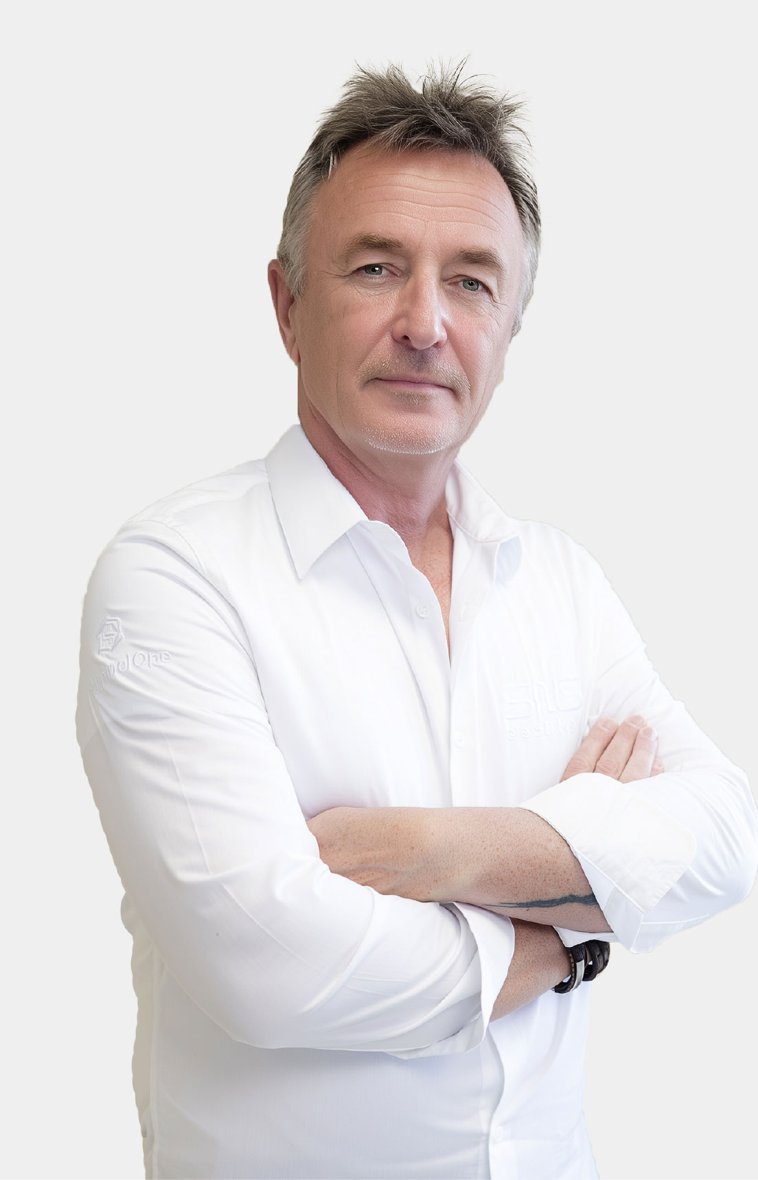 assistant DSI portant une chemise blanche logotypée SNS Security