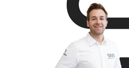 avant-vente portant une chemise blanche logotypée SNS Security