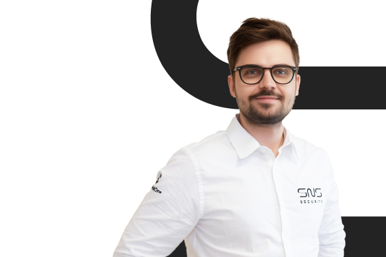 ingénieur commercial portant une chemise blanche logotypée SNS Security