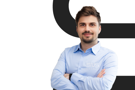 ingénieur commercial brun portant une chemise bleue logotypée SNS Security