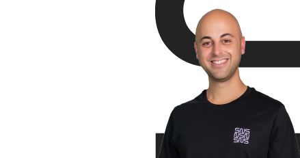 ingénieur chauve portant un t-shirt noir logotypé SNS Security