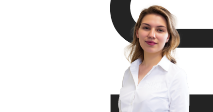 ingénieure commerciale blonde portant une chemise blanche logotypée SNS Security