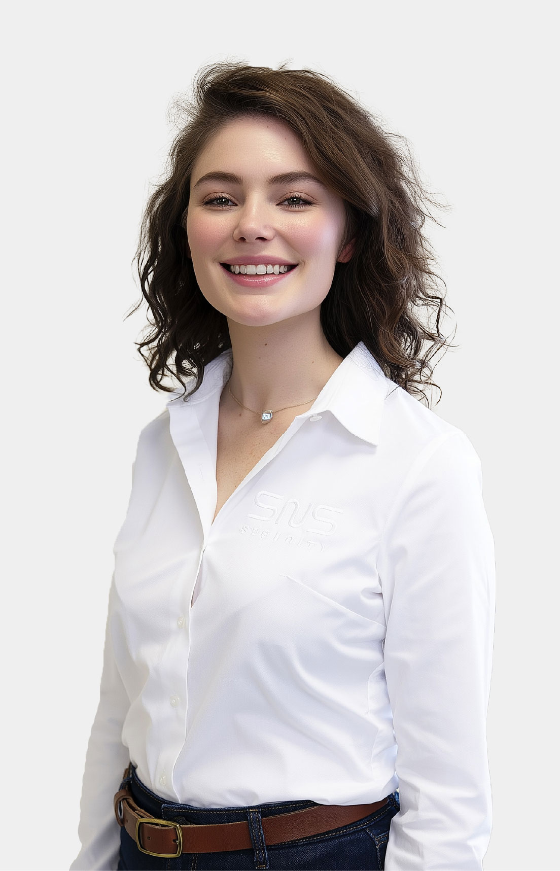cheffe de projet portant une chemise blanche logotypée SNS Security