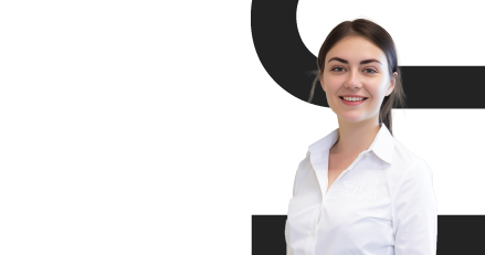 ingénieure commerciale brune portant une chemise blanche logotypée SNS Security