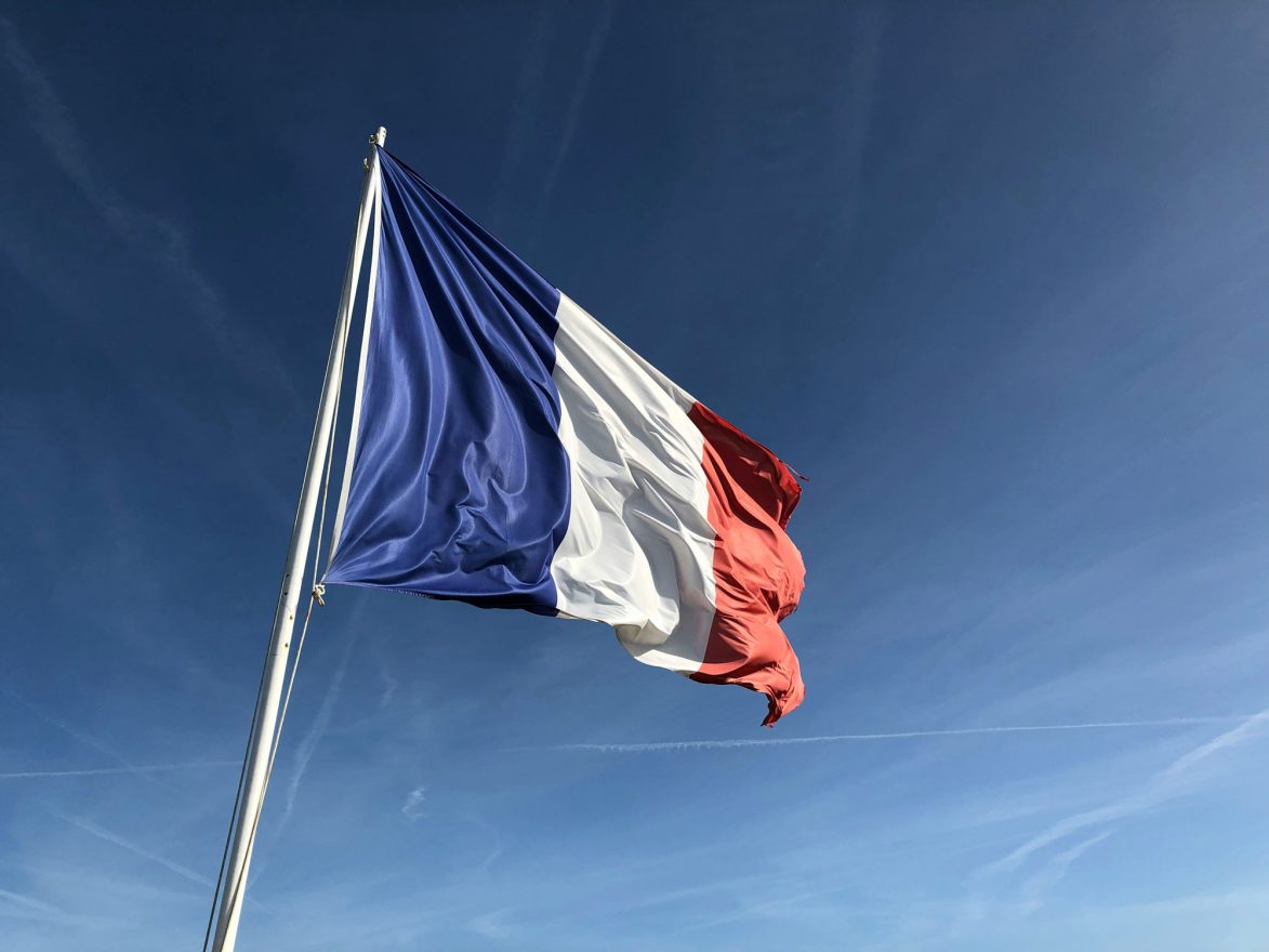 mat avec le drapeau Français flottant