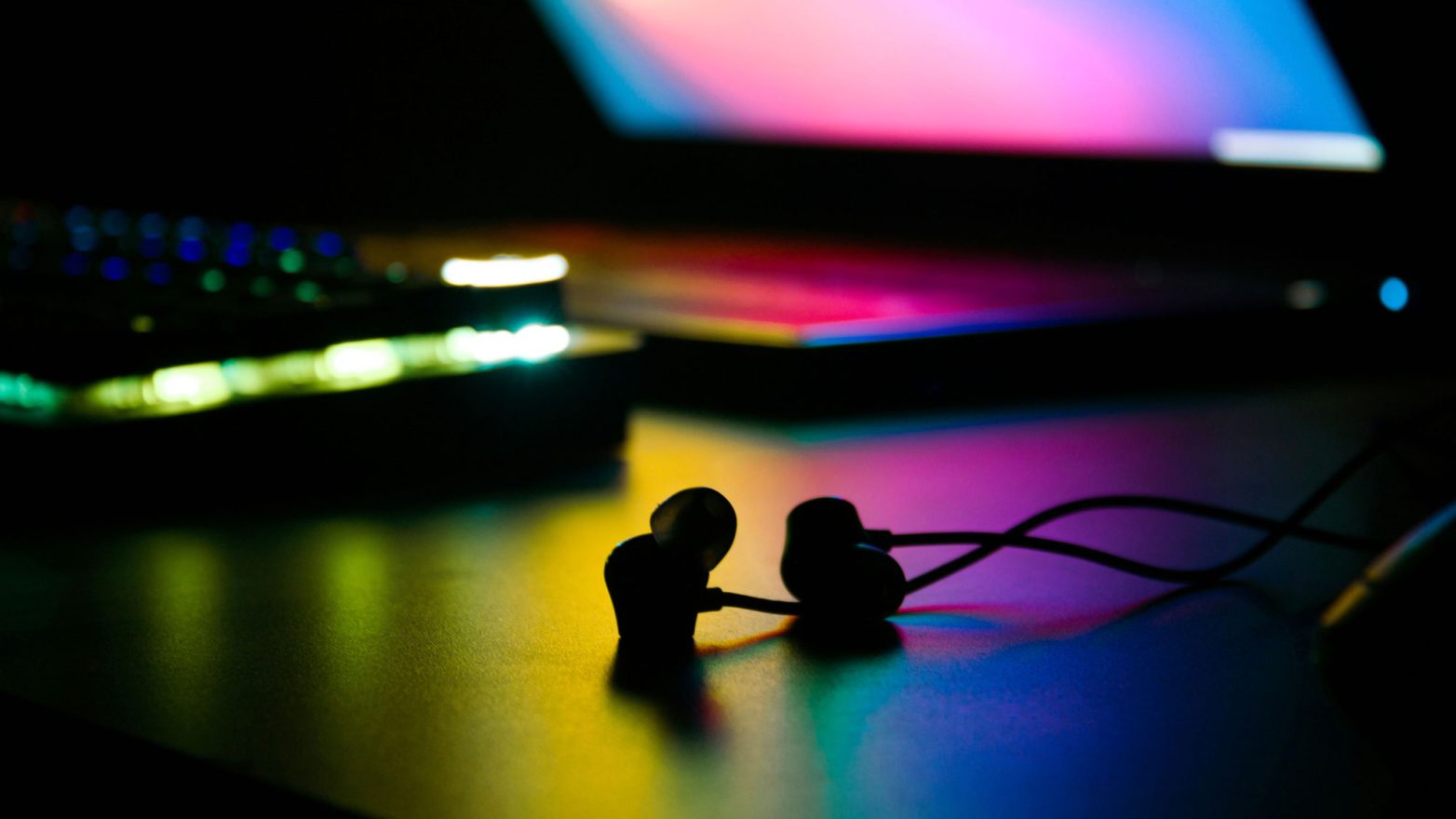 écouteurs posés devant un ordinateur portable semi-ouvert