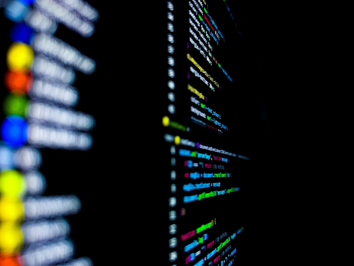 gros plan sur un ecran d'ordinateur affichant du code informatique