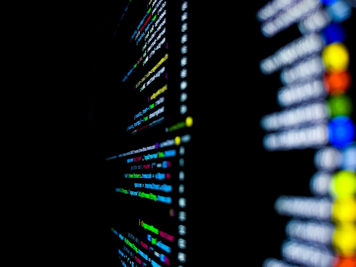 gros plan sur un ecran d'ordinateur affichant du code informatique