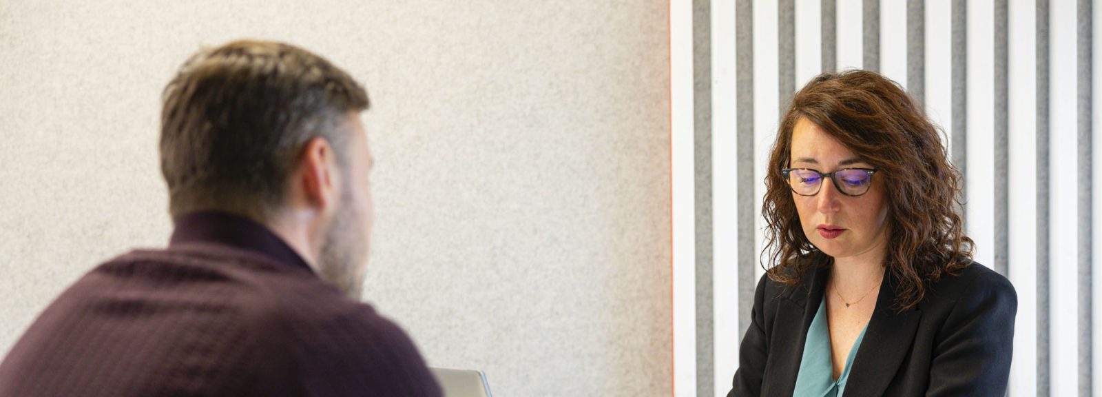 Élizabeth Fages en entretien de recrutement avec un candidat de dos