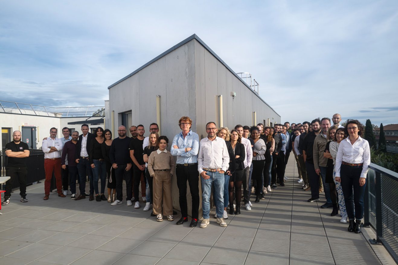 équipe SNS Security sur la terrasse du siège social en 2024