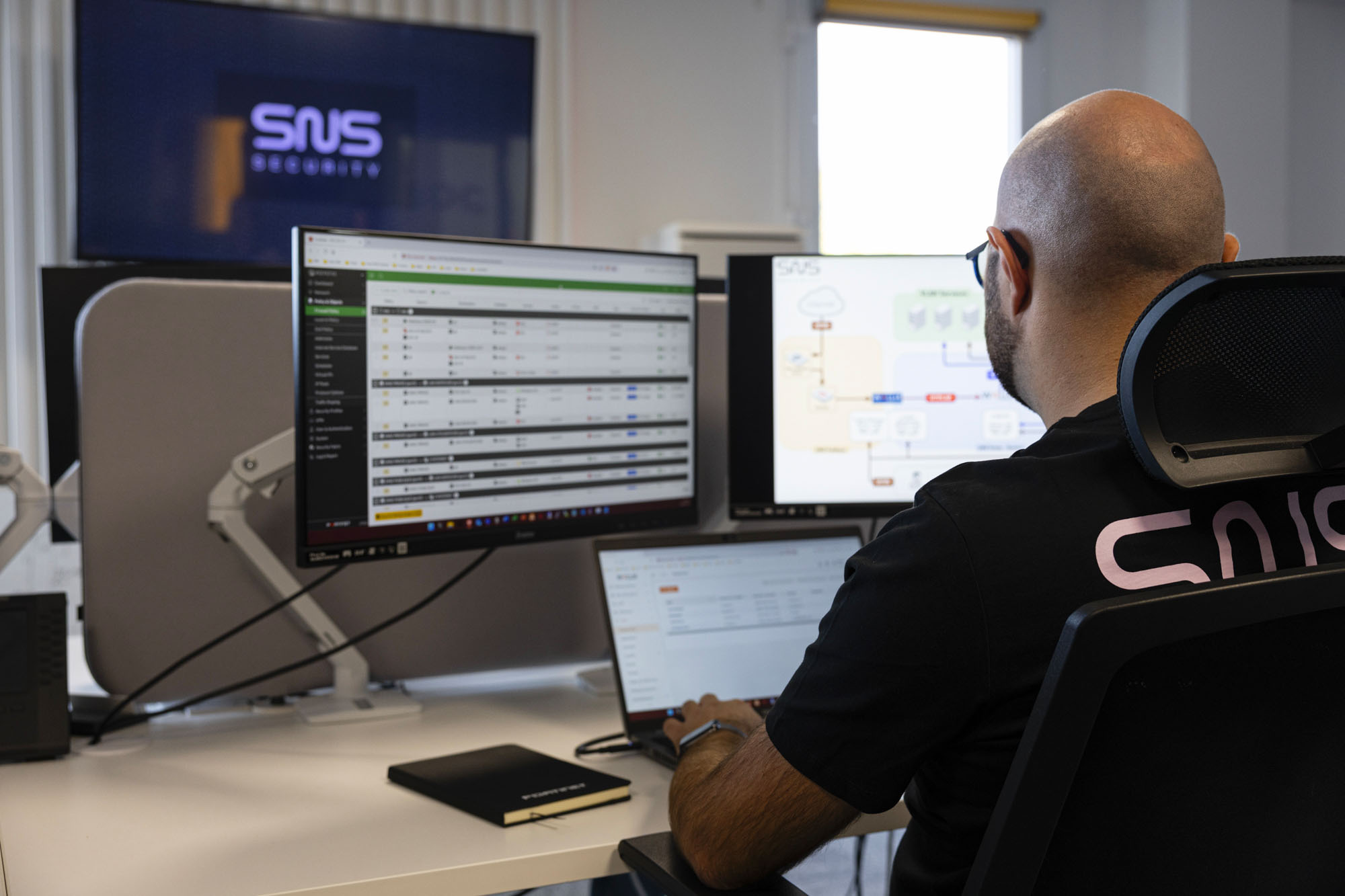 ingénieur réseau sécurité de dos travaille à son poste de travail