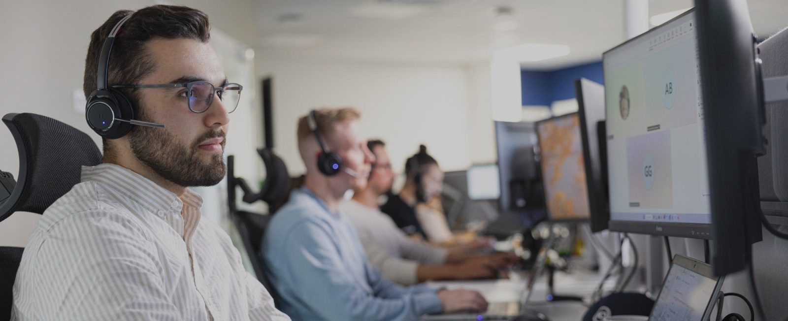 ingénieurs SNS Security en videoconférence avec des clients