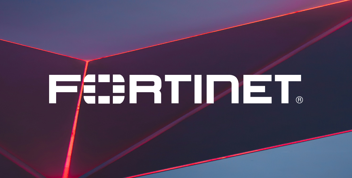 logo Fortinet sur un fond abstrait violet et bleu stylisé