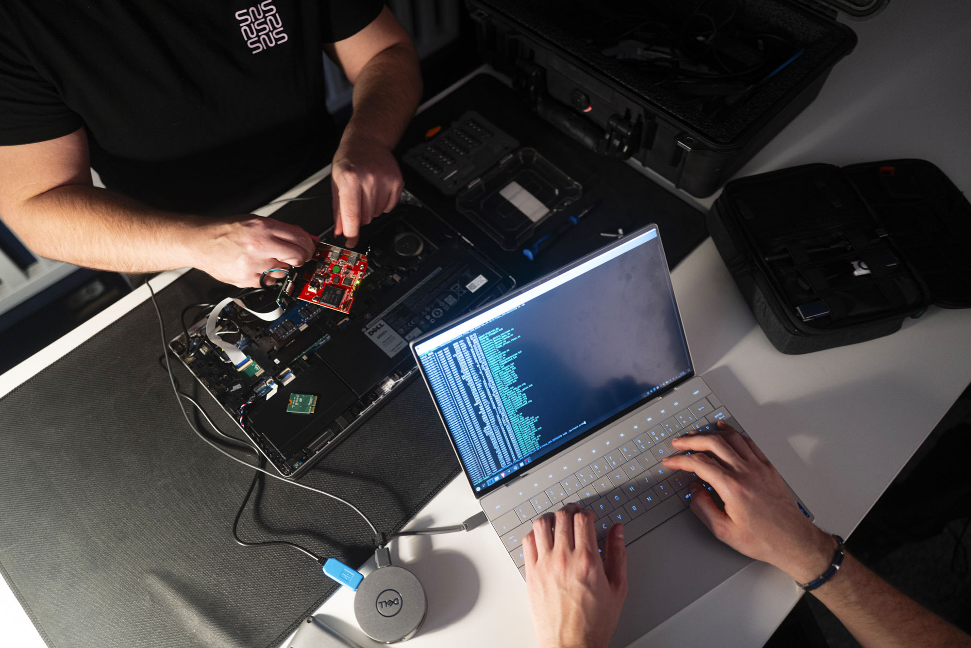 ordinateur désossé par deux personnes vues du dessus