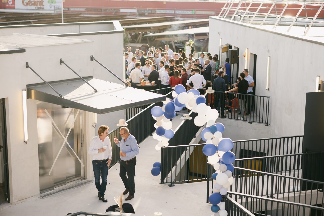 événement organisé sur une terrasse ensoleillée avec des ballons bleus et blancs