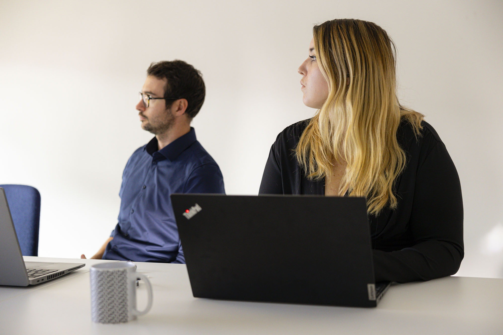 Victor Fraysse de face assis à côté d'une collaboratrice